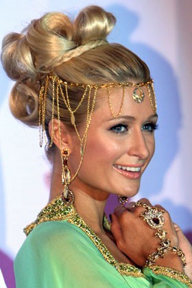 Không chỉ có các mỹ nhân trong giới showbiz Việt mới "ăn gian" chiều cao nhờ mái tóc, mà ngay cả những ngôi sao hàng đầu Hollywood cũng phải tăng chiều cao cho mình bằng cách này. Trong ảnh là: Paris Hilton