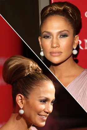 Jennifer Lopez với mái tóc búi cao.