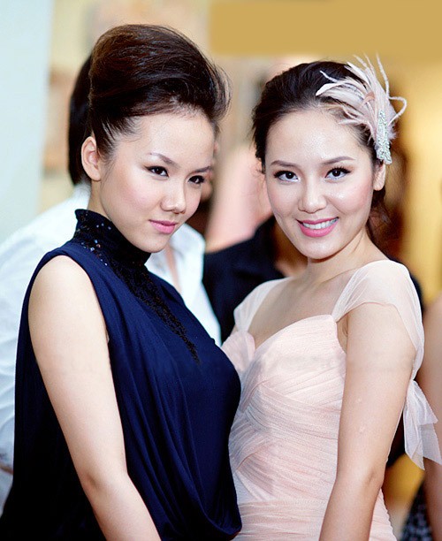 Sống cùng chị gái, cùng gắn bó, và theo chị trong nhiều lần đi diễn, Phương Ly dường như bị ảnh hưởng nhiều bởi phong cách của Phương Linh.