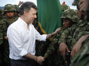 Tổng thống Santos thăm lực lượng quân đội. (Nguồn: Reuters)