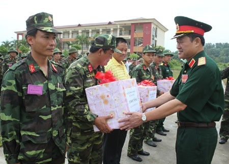 trung tướng Bế Xuân Trường- Ủy viên Trung ương Đảng, Tư lệnh Quân khu tặng quà các đơn vị trực tiếp thực hành giải cứu con tin.