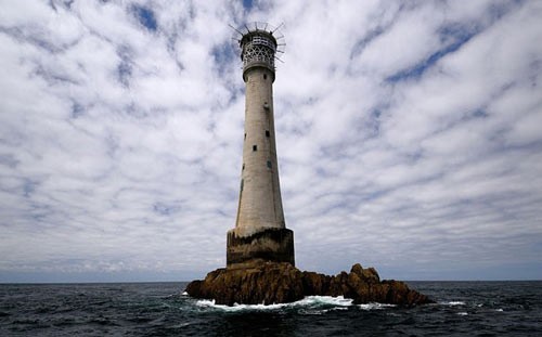Bishop Rock (Anh) – Hòn đảo nhỏ nhất thế giới: Bishop Rock được kỷ lục Guinness công nhận là hòn đảo nhỏ nhất trên thế giới. Trên đảo chỉ có duy nhất một ngọn hải đăng cao 49m.