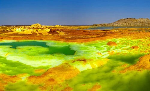 Dallol (Ethiopia) – Khu dân cư nóng nhất thế giới: Nằm ở khu vực thấp hơn mực nước biển khoảng 48 m, Dallol được mệnh danh là núi lửa trên cạn thấp nhất thế giới. Với nhiệt độ trung bình quanh năm là 35 độ C, đây còn được coi là nơi nóng nhất trái đất có người sinh sống.