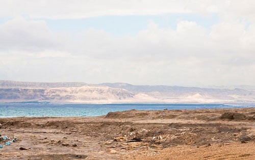 Biển Chết – Điểm thấp nhất Trái đất: Biển Chết nằm ở giữa Israel và Jordan. Nằm dưới mực nước biển 424m, Biển Chết là điểm thấp nhất Trái đất và cũng là nơi có độ mặn cao nhất thế giới.