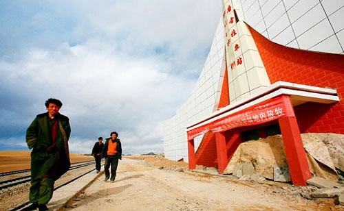 Tanggula (Trung Quốc) – Nhà ga cao nhất thế giới: Nằm trên mực nước biển 5.068m, Tanggula là nhà ga xe lửa cao nhất thế giới. Nhà ga này nằm trên tuyến đường sắt Qingzang, chạy từ Thanh Hải đến Lhasa, Tây Tạng.
