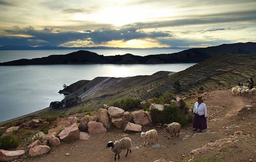 Titicaca – Hồ cao nhất thế giới có thể đi thuyền được: Titicaca nằm ở độ cao 3.812m so với mực nước biển. Tọa lạc trên đỉnh Altiplano trong dãy Andes trên biên giới của Peru và Bolivia, Titicaca có độ sâu trung bình là 107 m và độ sâu tối đa là 281 m.