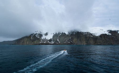 Bouvet (Na Uy) – Hòn đảo bị tách biệt nhất thế giới: Đây là hòn đảo núi lửa cận Nam Cực không có người ở. Bouvet là khu vực tự trị của Na Uy. Vùng dân cư gần đảo nhất là Cape Agulhas của Nam Phi, cách hòn đảo khoảng 2.200 km về phía đông tây.