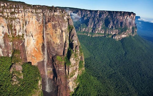 Angel (Venezuela) – Thác cao nhất thế giới: Đây là thác nước tự nhiên cao nhất thế giới, có độ cao tính từ đỉnh thác xuống chân là 979m với chiều cao đổ nước liên tục là 807m.