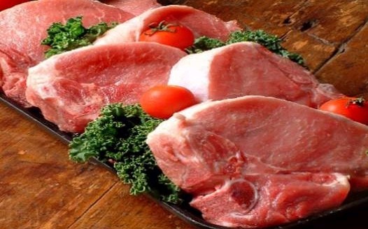 Thịt lợn: Có những quan điểm cho rằng thịt lợn nấu còn đỏ tái sẽ giữ lại được nhiều vitamin tốt cho cơ thể. Nhưng đây là quan niệm rất sai lầm vì nếu thịt lợn nấu chưa kỹ sẽ gây nhiều bệnh ảnh hưởng nghiêm trọng đến sức khỏe như: bị nhiễm sán, liên cầu lợn ...(Ảnh: ITN)