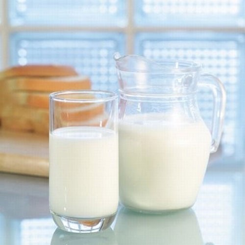 Sữa tươi: Từ xưa tới nay, sữa tươi luôn đứng trong top những thực phẩm làm đẹp hữu hiệu. Sữa tươi cải thiện và kích thích hoạt động của các tế bào da, chống lão hóa, tăng sức đề kháng và làm mờ các nếp nhăn. Mỗi ngày hãy uống ít nhất 1 ly sữa tươi.