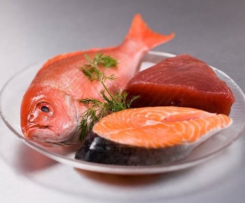 Cá: Các loại cá, đặc biệt là cá biển có chứa rất nhiều omega-3, giúp tăng cường đề kháng và ngăn ngừa nếp nhăn xuất hiện, rất tốt trong việc chống lão hóa. Các loại dầu cá cũng rất tốt cho sức khỏe, cho mắt sáng và làn da căng mịn.