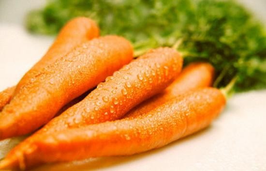 Cà rốt: Không loại rau củ nào giàu vitamin A, vitamin C và carotene như cà rốt. Nó có thể tăng cường sức đề kháng, giúp duy trì độ đàn hồi cho da. Ngoài ra nó còn giúp duy trì độ bóng cho tóc và độ mềm mại cho da.