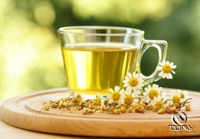 2. Hoa cúc: Tinh dầu hoa cúc cũng là một loại tinh dầu rất được ưa chuộng nhờ tác dụng giảm căng thẳng và giúp cân bằng. Ngoài ra, sẽ rất tuyệt nếu thưởng thức một ly trà hoa cúc với mật ong sau một ngày bận rộn.