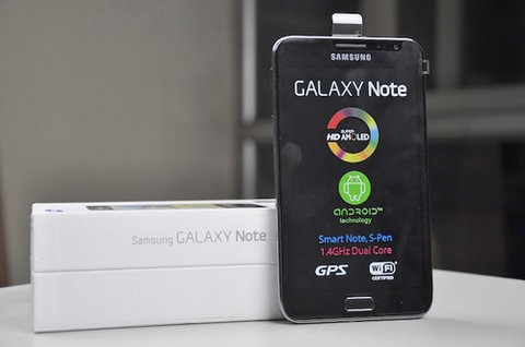 Samsung sẽ tổ chức một sự kiện lớn ngay trước thềm IFA và gần như chắc chắn mẫu điện thoại "khổng lồ" Galaxy Note II sẽ trình làng. Sản phẩm được cho là có màn hình 5,5 inch (Note là 5,3 inch) nhưng kích thước máy vẫn giữ nguyên và sử dụng công nghệ màn hình dẻo, chip Exynos lõi tứ và camera 13 chấm.