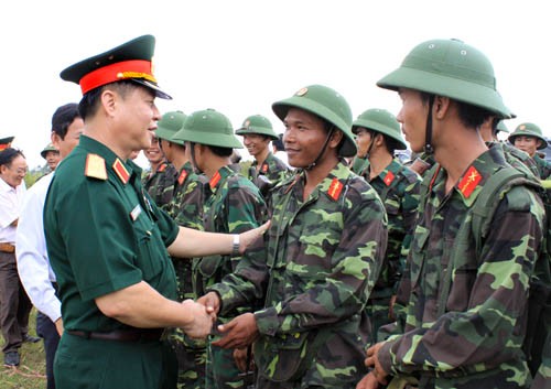 Thiếu tướng Nguyễn Trọng Nghĩa, Chính ủy Quân đoàn 4, động viên các chiến sỹ DBĐV đã hoàn thành xuất sắc cuộc diễn tập