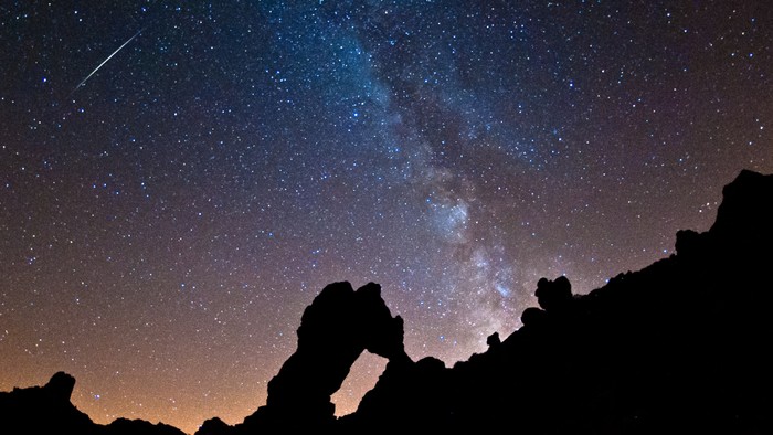 Mưa sao băng Perseid tuyệt đẹp trên bầu trời đêm tại Vườn quốc gia Tiede, đảo Canary, Tây Ban Nha.