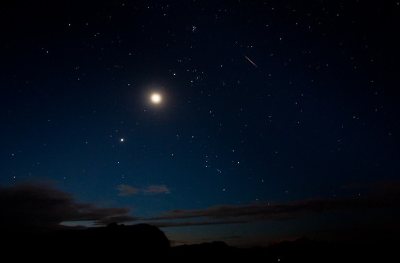 Sao băng hòa lẫn với trăng và sao trên bầu trời tại Las Vegas, Nevada, Mỹ.