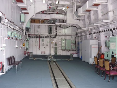 Nhà chứa trực thăng của tàu Shivalik, có thể thấy nội thất của tàu rất hiện đại.