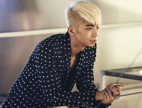 Màu bạch kim càng khiến cho mái tóc độc đáo của Woo Young (2PM) thêm phần nổi bật.