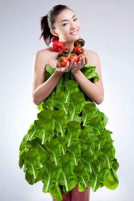 Tina Tình khiến khán giả sửng sốt với chiếc váy làm từ lá rau cải.