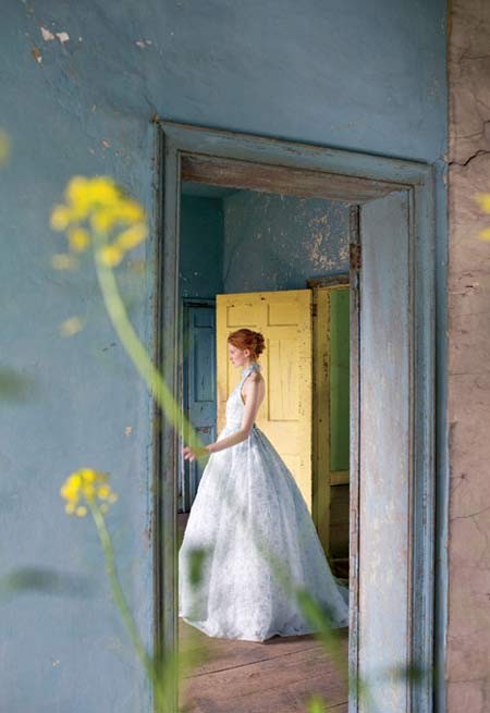 Chiếc váy cưới bằng chất liệu organza được đính nhiều họa tiết bằng pha lê và đá quý là một kiệt tác của Rosa Clara. Cô dâu trong chiếc váy cưới mang một vẻ buồn man mác, bí ẩn và quyến rũ.