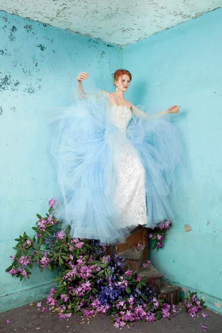 Chiếc váy dài bằng ren trắng điểm sắc hoa với nhiều chi tiết vô cùng tinh tế. Điểm nhấn của nó là phần vải voan xanh nhạt bay bổng, thanh nhã. Không còn nghi ngờ gì đây chính là một thiết kế hút hồn khác của Oscar de la Renta.