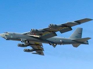 X-51A Waverider sẽ được máy bay ném bom B-52 đưa lên độ cao đã định - Ảnh: NASA