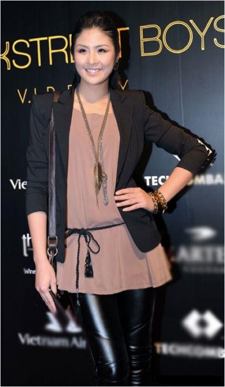 Hoa hậu Ngọc Hân lại rất cá tính khi kết hợp áo lụa tone màu pastel với quần da và blazer đen.