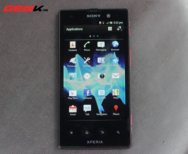 Màn hình 4,55 inch khiến Xperia Ion thoạt nhìn hơi “quá khổ”, nhưng cũng may Sony đã thiết kế máy theo xu hướng thuôn dài nên các thao tác trên chiếc điện thoại này vẫn đảm bảo được tính hiệu quả.