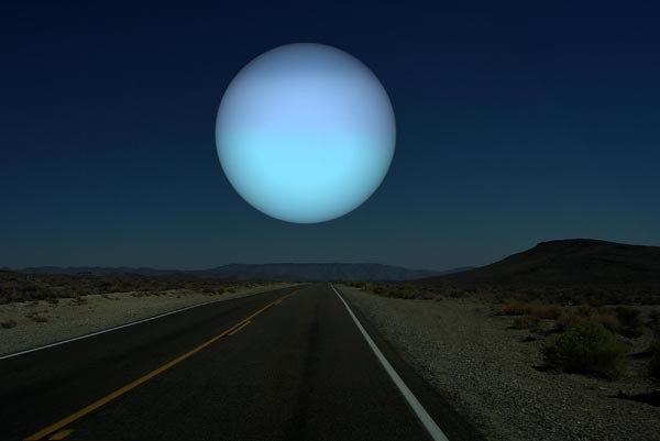 Kích thước của những hành tinh này là vào khoảng 14 lần so với Mặt Trăng, chúng ta có thể thấy những quả cầu xanh khổng lồ trên bầu trời mỗi tối. Hãy thử tưởng tượng những lần xảy ra Nhật thực, mỗi khi Mặt Trời biến mất đằng sau “mặt trăng” này, Trái Đất sẽ chìm trong bóng tối khoảng hơn 90 phút đồng hồ. Trong ảnh: Uranus - Sao Thiên Vương.