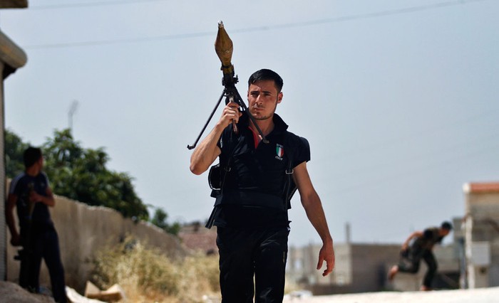 Một chiến binh thuộc Quân đội Syria Tự Do đang vác trên vai một khẩu súng chống tăng trong một trận giao tranh với quân chính phủ ở Idlib ngày 15/6/2012.