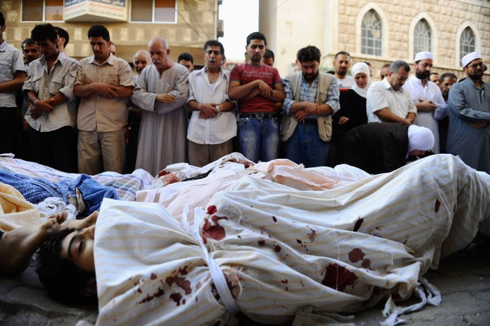 Thường dân Syria thiệt mạng được đưa ra phố deidet Artouz gần Damascus hôm 1/8/2012. Những người này thiệt mạng trong một cuộc tấn công của quân đội chính phủ Syria.
