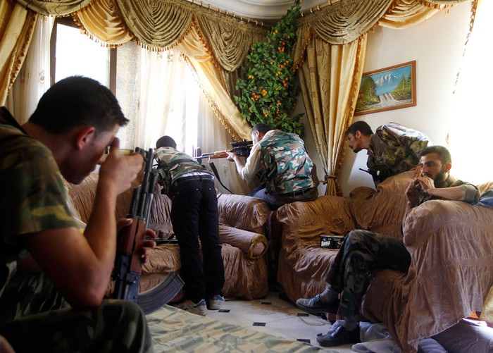 Các phiến quân của lực lượng nổi dậy sử dụng súng bắn tỉa chống lại quân chính phủ Syria ở Aleppo hôm 14/8/2012