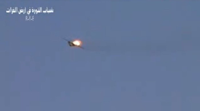 Một chiếc máy bay của quân chính phủ Syria bị bắn cháy được chụp tại Deir el-Zour, Syria hôm 13/8/2012