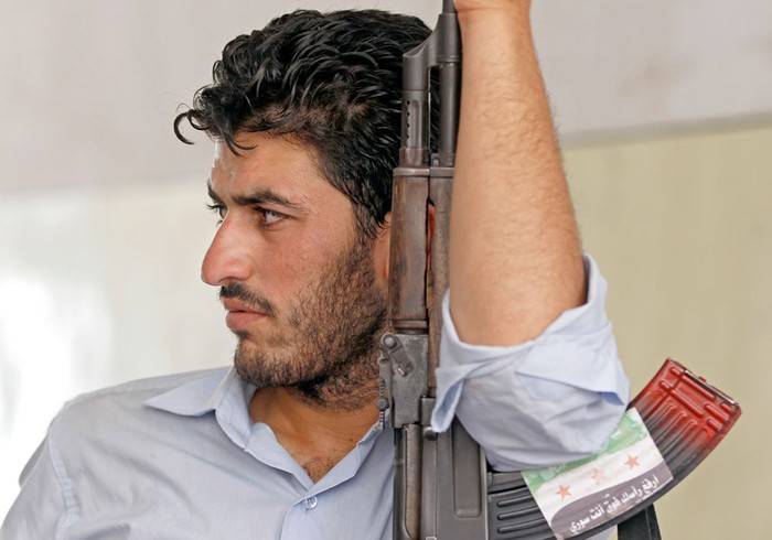 Một binh sỹ nổi dậy đang nghỉ ngơi trong một ngôi trường ở Aleppo hôm 9/8/2012