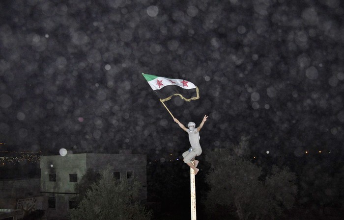 Một người biểu tình chống chính quyền Syria ở Damascus đang vẫy cờ ở Damascus hôm 2/7/2012.