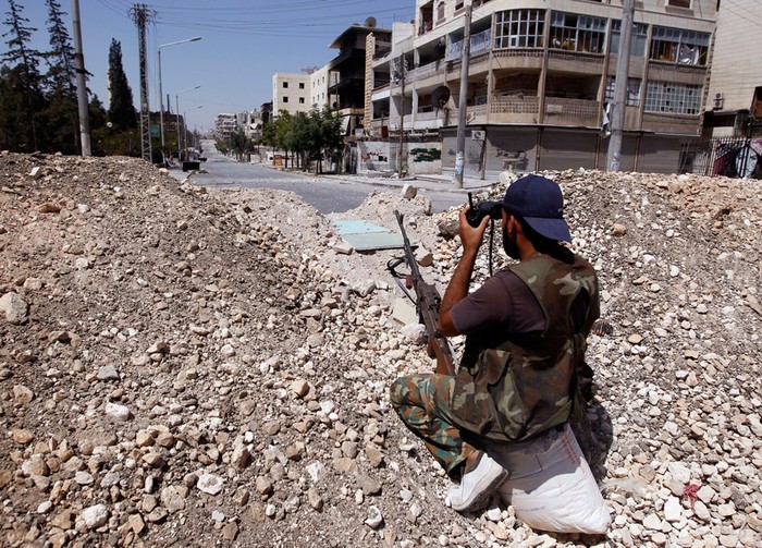 Một chiến binh nổi dậy đang sử dụng ống nhòm ở Aleppo hôm 13/8/2012