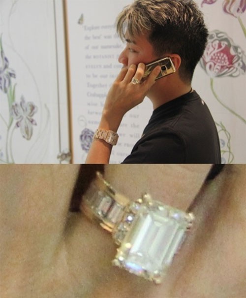 "Ông hoàng nhạc Việt" Đàm Vĩnh Hưng sở hữu nhiều hàng hiệu đắt tiền cùng chiếc nhẫn kim cương khiến nhiều người thèm muốn.