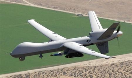 Đây là chiếc MQ-9 Reaper, máy bay do thám của Không quân Mỹ. Khác với các loại UAV được lập trình sẵn, MQ-9 được điều khiển từ mặt đất MQ-9 Reaper, ban đầu được đặt tên là Predator B, được sử dụng bởi Không quân, Hải quân, CIA, Hải quan và Bảo vệ Biên giới Hoa Kỳ. Nó được sử dụng tại căn cứ Kandahar ở Afghanistan như một phần của các phi đội viễn chinh trinh sát 62.