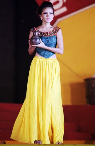 Người đẹp Phan Như Thảo tỏa sáng trên sân khấu nhờ áo yếm gắn đá.