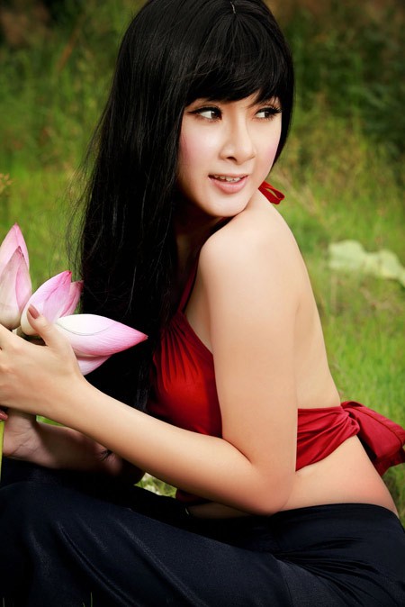 Angela Phương Trinh đánh dấu sự trưởng thành tuổi 17 bằng áo yếm.