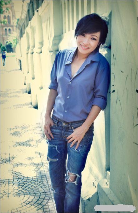 Tóc ngắn, áo sơ mi và quần jeans rách đã làm nên một cá tính không thể trộn lẫn của Phương Thanh.