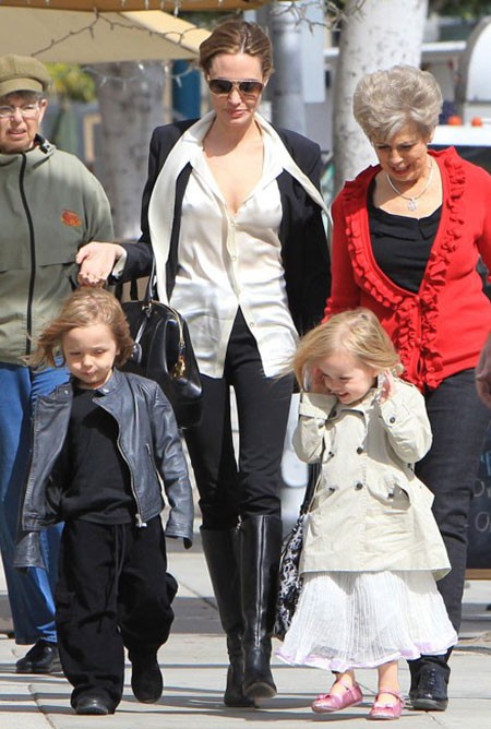 Angelina Jolie luôn xuất hiện ấn tượng, dù mặc những trang phục đơn giản nhất. Bà mẹ 6 con cũng khiến công chúng xuýt xoa mỗi khi cô xuất hiện trên thảm đỏ trong những bộ đầm tinh tế, lộng lẫy và sang trọng. Cô được bầu chọn ở vị trí thứ 5.