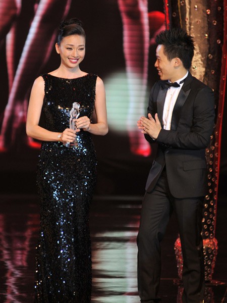 Ngô Thanh Vân giành giải "nữ hoàng đêm tiệc" nhờ bộ đầm đen đơn giản nhưng rất gợi tình này.