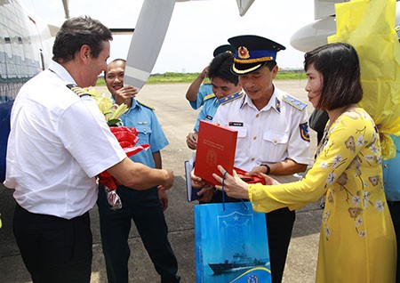 Trung tướng Phạm Đức Lĩnh tặng hoa, kỷ niệm chương cho kíp bay người Tây Ban Nha điều khiển chiếc CASA - 212 về Việt Nam.