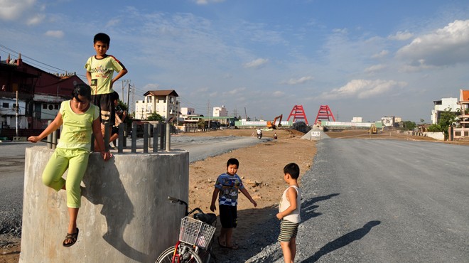 Những công trường đang thi công xây dựng là nguy cơ tai nạn cho các em nhỏ trong khi vui chơi - Ảnh: Quang Định