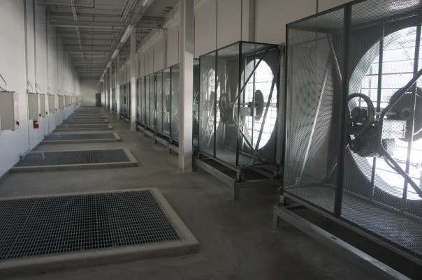 Vị trí này là bên trên phòng máy chủ, nơi không khí mát được đẩy xuống và khí nóng từ phòng máy chủ được đưa lên để thải ra ngoài môi trường.