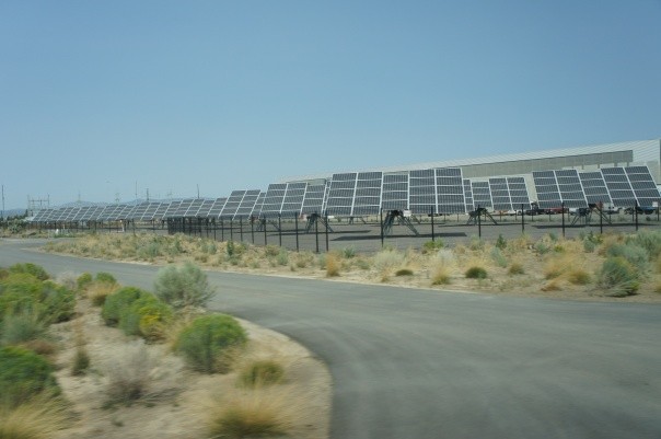 Đường dẫn vào trung tâm dữ liệu tại Prineville với những tấm năng lượng mặt trời.