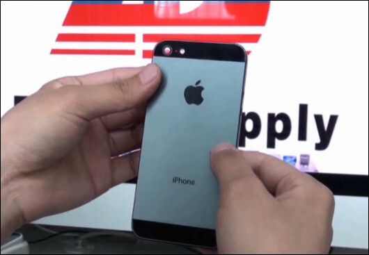 3. Bộ vỏ mới với hai tông màu: Tất cả thông tin về iPhone 5 đều khẳng định, smartphone sở hữu mặt lưng bằng kim loại nguyên khối, tuy nhiên 2 phần trên và dưới có màu sắc khác biệt. Điều này mang đến thiết kế với hai tông màu độc đáo. Nó cũng khiến iPhone 5 trở nên cá tính hơn khi đứng cạnh đồng nghiệp iPad.