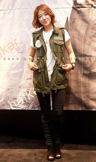 Park Shin Hye dễ thương, tinh nghịch với áo gilê military.